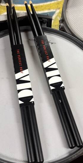 Vic Firth 840262232418 American Classic 5a Wood-tipped Drumsticks - Black 2 Pairs